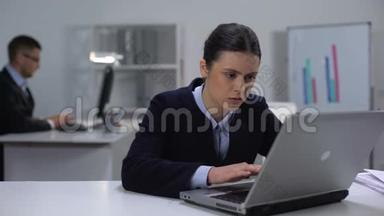 精疲<strong>力</strong>竭的女经理关闭笔记本电脑，紧张的工作日程，精疲<strong>力</strong>竭
